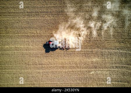 Francia, Meurthe-et-Moselle, Pays du Saintois, aratura nei campi (vista aerea) Foto Stock