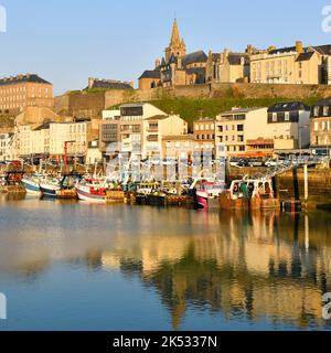 Francia, Manche, Cotentin, Granville, la città alta costruito su di un promontorio roccioso all'estrema punta orientale della baia di Mont Saint Michel, il porto di pesca Foto Stock