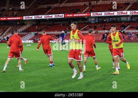 Dael Fry #6 di Middlesbrough durante il warm up pre-partita prima della partita di campionato Sky Bet Middlesbrough vs Birmingham City al Riverside Stadium, Middlesbrough, Regno Unito, 5th ottobre 2022 (Foto di Mark Cosgrove/News Images) Foto Stock