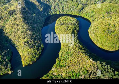 Francia, Puy de Dome, Queuille, Queuille meandro formata dal fiume Sioule (vista aerea) Foto Stock