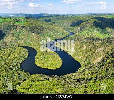 Francia, Puy de Dome, Queuille, Queuille meandro formata dal fiume Sioule (vista aerea) Foto Stock