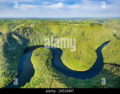 Francia, Puy de Dome, Queuille, Queuille meandro formata dal fiume Sioule (vista aerea) Foto Stock