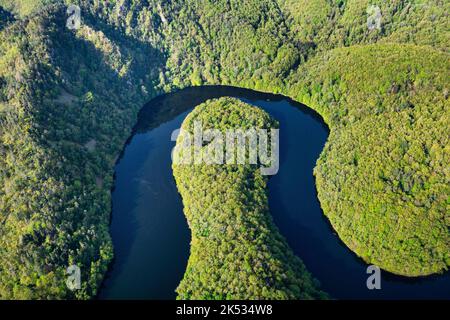 Francia, Puy de Dome, Queuille, Queuille meandro formata dal fiume Sioule (vista aerea) Foto Stock