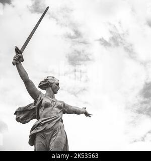 Olgograd, Russia - 19 2022 maggio: Vista frontale della statua 'la Patria chiama' dopo il restauro in cima alla collina di Mamaev Foto Stock