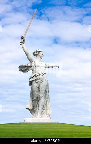 1 maggio 2020, Volgograd, Russia. Vista frontale della statua 'la Patria chiama' dopo il restauro in cima alla collina Mamaev Foto Stock