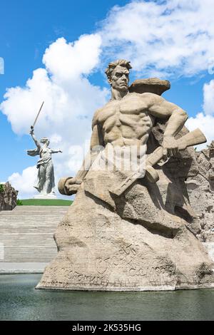 1 maggio 2020, Volgograd, Russia. Piazza per coloro che hanno combattuto fino alla morte e la statua la Patria chiama sulla cima della collina Mamaev Foto Stock