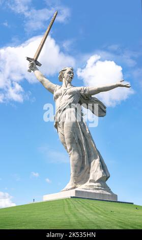 Volgograd, Russia - 17 2022 maggio: Vista frontale della statua 'la Patria chiama' dopo il restauro sulla cima della collina di Mamaev Foto Stock