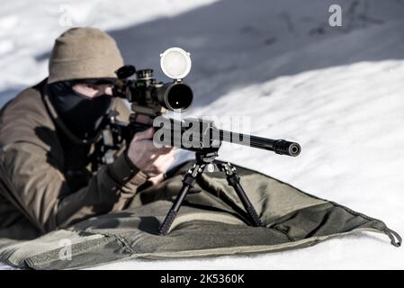 Canna da fucile a fuoco fucili a cecchino con vista ottica nelle mani dell'uomo giorno d'inverno Foto Stock