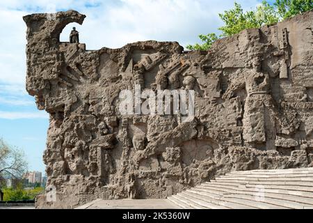 1 maggio 2020, Volgograd, Russia. Mura in rovina delle case di Stalingrado, distrutte da innumerevoli bombardamenti composizione scultorea intagliata con coltelli, frammenti f Foto Stock