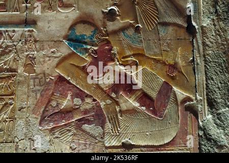 Egitto, Medio Egitto, Valle del Nilo, Abydos, tempio di Seti 1, bassorilievo che mostra la dea Mut succhiare il faraone Sethi i Foto Stock