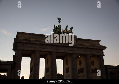 Berlino, Germania. 05th Ott 2022. La porta di Brandeburgo a Berlino al tramonto il 5 ottobre 2022. (Foto di Michael Kuenne/PRESSCOV/Sipa USA) Credit: Sipa USA/Alamy Live News Foto Stock