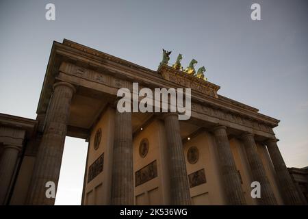Berlino, Germania. 05th Ott 2022. La porta di Brandeburgo a Berlino al tramonto il 5 ottobre 2022. (Foto di Michael Kuenne/PRESSCOV/Sipa USA) Credit: Sipa USA/Alamy Live News Foto Stock