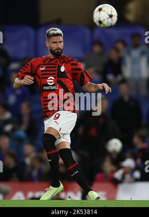 Londra, Inghilterra, 5th ottobre 2022. Olivier Giroud dell'AC Milan si scalda prima della partita della UEFA Champions League a Stamford Bridge, Londra. L'accreditamento dell'immagine dovrebbe leggere: Paul Terry / Sportimage Foto Stock