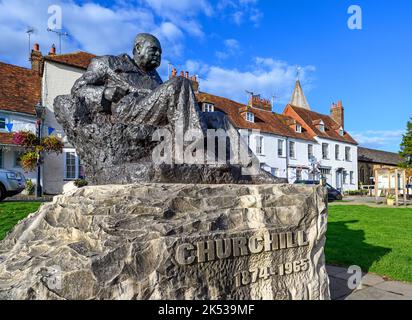Una statua di Sir Winston Churchill on the Green a Westerham, Kent, Regno Unito. Churchill era un ex primo ministro britannico che viveva localmente a Chartwell. Foto Stock