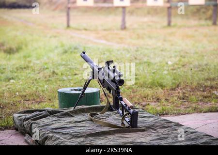 mitragliatrice leggera sdraiata sull'erba in un campo di tiro Foto Stock