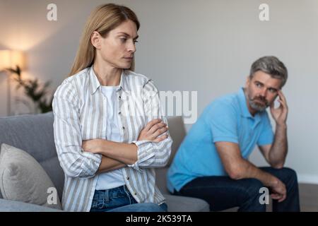 Offeso marito caucasico maturo ignorare moglie dopo litigare e pensare al divorzio sul divano Foto Stock