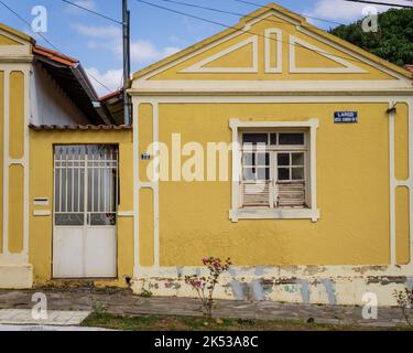 Piccola casa coloniale gialla a Sabará, Minas Gerais, Brasile. Foto Stock