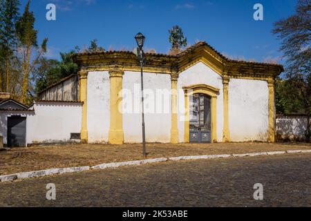 Ingresso al cimitero di fronte a Igreja de Nossa Senhora do Carmo a Sabara, Minas Gerais, Brasile. Foto Stock