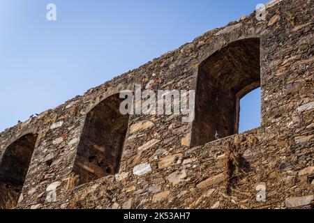 Parete esterna in pietra e finestre a Igreja de Nossa Senhora do Rosário dos Pretos da barra a Sabará, Minas Gerais, Brasile. Foto Stock