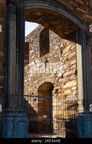 Ingresso esterno, pareti e finestre in pietra a Igreja de Nossa Senhora do Rosário dos Pretos da barra a Sabará, Minas Gerais, Brasile. Foto Stock