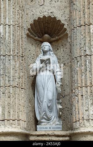 Statua di Santa Caterina d'Alessandria sulla facciata della Cattedrale di Cartagena de Indias in Colombia Foto Stock