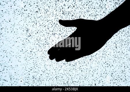 Semplice mano allungata, silhouette nera isolata sullo schermo TV, rumore, primo piano. Saluto, cura, dare una mano, aiutare, sostegno, aiutare astratto Foto Stock