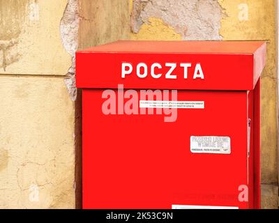 Poczta Polska, posta polacca, ufficio postale statale casella postale rossa. Gestione della posta tradizionale, grande cassetta postale pubblica, servizio di consegna della posta Foto Stock