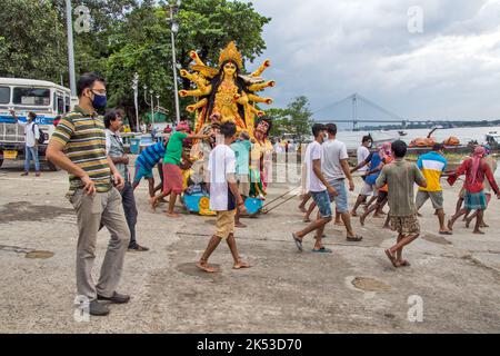 immagine di immersioni di durga idol a ganga ghat kolkata ovest bengala india Foto Stock