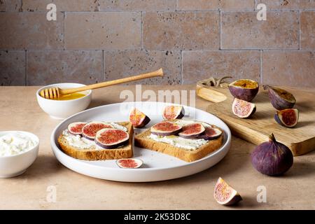 Bruschetta con fichi, formaggio spalmabile e miele Foto Stock