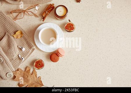 Flat Lay stile di vita autunnale - maglione casual, donna glasess con cuffie. Tempo di caffè estetico tra candela, foglie di caduta, amaretti cannella bastoncini. C Foto Stock