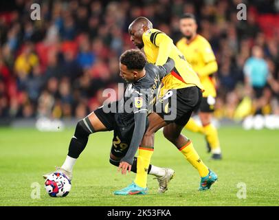 Matthew Sorinola di Swansea City (a sinistra) e Edo Kayembe di Watford combattono per la palla durante la partita del Campionato Sky Bet a Vicarage Road, Watford. Data immagine: Mercoledì 5 ottobre 2022. Foto Stock