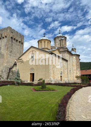 Uno scatto verticale del Monastero di Manasija vicino a Despotovac, Serbia Foto Stock
