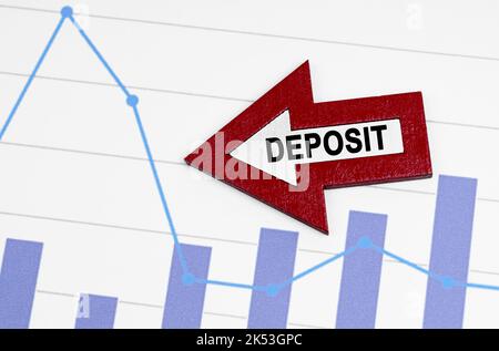 Concetto aziendale. Sul grafico di segnalazione è presente una freccia con l'iscrizione - DEPOSITO Foto Stock