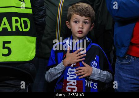 Milano, Italia. 04th Ott 2022. Un giovane fan partecipa alla partita di calcio UEFA Champions League 2022/23 Group Stage - Group C tra FC Internazionale e FC Barcelona allo stadio Giuseppe Meazza. (Punteggio finale ; Inter 1 - 0 Barcelona) (Foto di Fabrizio Carabelli/SOPA Images/Sipa USA) Credit: Sipa USA/Alamy Live News Foto Stock