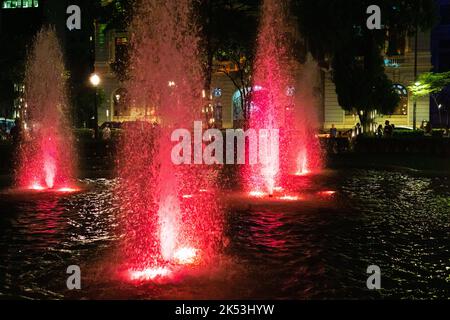 Fontana illuminata con luci LED rosse durante il Natale a Praca da Liberdade a Belo Horizonte, Minas Gerais, Brasile. Foto Stock