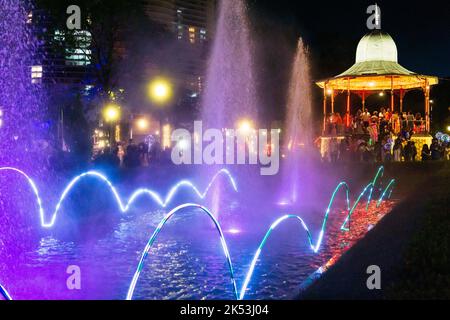 Festa di Natale con fontana colorata illuminata a Praca da Liberdade a Belo Horizonte, Minas Gerais, Brasile. Foto Stock