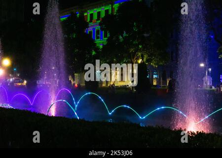 Fontana illuminata e gli edifici durante il Natale a Praca da Liberdade a Belo Horizonte, Minas Gerais, Brasile. Foto Stock