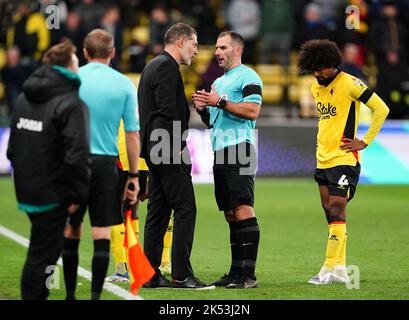 L'arbitro della partita Tim Robinson parla con il manager di Watford Slaven Bilic dopo che il gioco si è fermato a causa di problemi con le apparecchiature di comunicazione dei funzionari durante la partita del Campionato Sky Bet a Vicarage Road, Watford. Data immagine: Mercoledì 5 ottobre 2022. Foto Stock