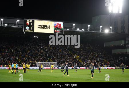 I giocatori si levano in piedi intorno dopo che il gioco ha messo in pausa a causa dei problemi con l'apparecchiatura di comunicazione dei funzionari durante la partita di campionato di Sky Bet a Vicarage Road, Watford. Data immagine: Mercoledì 5 ottobre 2022. Foto Stock