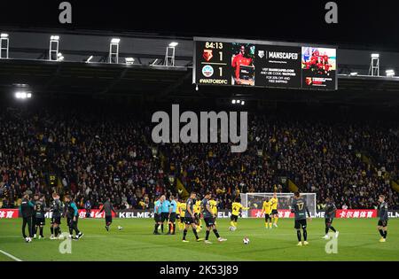 I giocatori si levano in piedi intorno dopo che il gioco ha messo in pausa a causa dei problemi con l'apparecchiatura di comunicazione dei funzionari durante la partita di campionato di Sky Bet a Vicarage Road, Watford. Data immagine: Mercoledì 5 ottobre 2022. Foto Stock