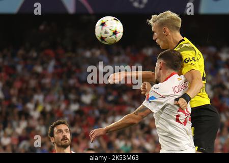 Sevilla, Spagna. 05th Ott 2022. Calcio: Champions League, FC Sevilla - Borussia Dortmund, fase di gruppo, Gruppo G, Giornata 3 all'Estadio Ramon Sanchez Pizjuan, Nico Schlotterbeck di Dortmund (r) in azione contro Jose Angel Carmona di Siviglia. Sulla sinistra, Thomas Delaney di Siviglia. Credit: Daniel Gonzalez Acuna/dpa/Alamy Live News Foto Stock