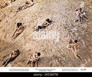 Coppie multiple fare l'amore nel deserto in ZABRISKIE PUNTO 1970 regista / storia MICHELANGELO ANTONIONI musica Jerry Garcia e Pink Floyd produttore Carlo ponti Metro Goldwyn Mayer Foto Stock