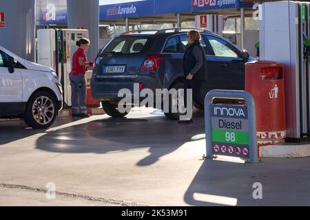 PAMPLONA, SPAGNA ottobre 04 2022, persone che si ricaricano nel grande aumento dei prezzi in una stazione di servizio della società Avia Foto Stock