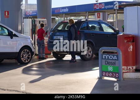 PAMPLONA, SPAGNA ottobre 04 2022, persone che si ricaricano nel grande aumento dei prezzi in una stazione di servizio della società Avia Foto Stock