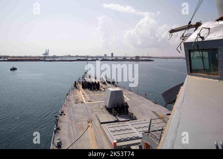 221003-N-EH998-1030 GOLFO DI ADEN (OTT 3, 2022) il cacciatorpediniere di missili guidati USS Nitze (DDG 94) entra nel porto di Gibuti, ottobre 3. Nitze viene impiegato nell'area operativa della flotta statunitense 5th per garantire la sicurezza e la stabilità marittima nella regione del Medio Oriente. (STATI UNITI Foto Navy di Mass Communication Specialist 2nd Class Cryton Vandiesal) Foto Stock