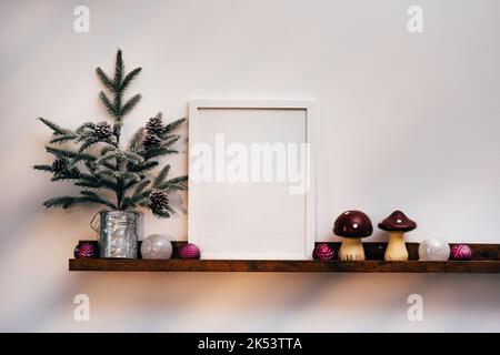 Cornice bianca e decorazioni natalizie su sfondo bianco. Vista frontale, mock up, spazio di copia Foto Stock