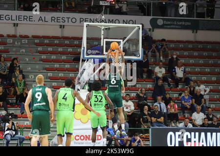 Sassari, Italia. 05th Ott 2022. Augusto Lima (Unicaja Malaga) durante Dinamo BDS Sassari vs Unicaja, Champions League partita di basket a Sassari, Italia, ottobre 05 2022 Credit: Independent Photo Agency/Alamy Live News Foto Stock