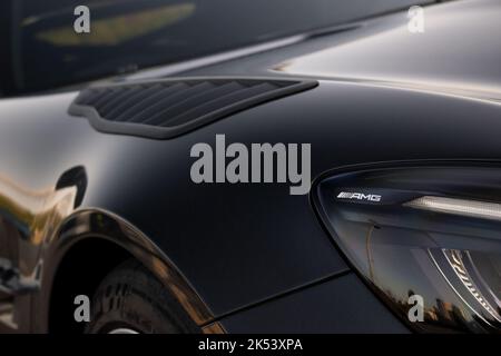 Il faro anteriore a LED con marchio AMG e prese d'aria montate sulle ali di Una Mercedes AMG GTR PRO nera da 2021 mm Foto Stock