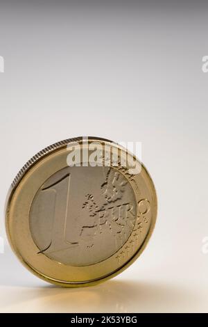 Moneta da un euro verticale su sfondo bianco. Foto Stock