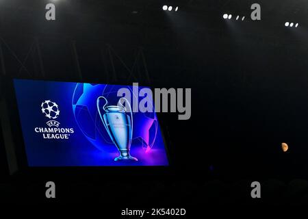 Il logo e il trofeo della Champions League appaiono in mostra durante la partita di calcio del Champions League Group C tra FC Internazionale e FCB Barcelona Foto Stock